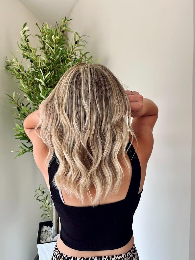 Balayage blond ondulé réalisé au salon