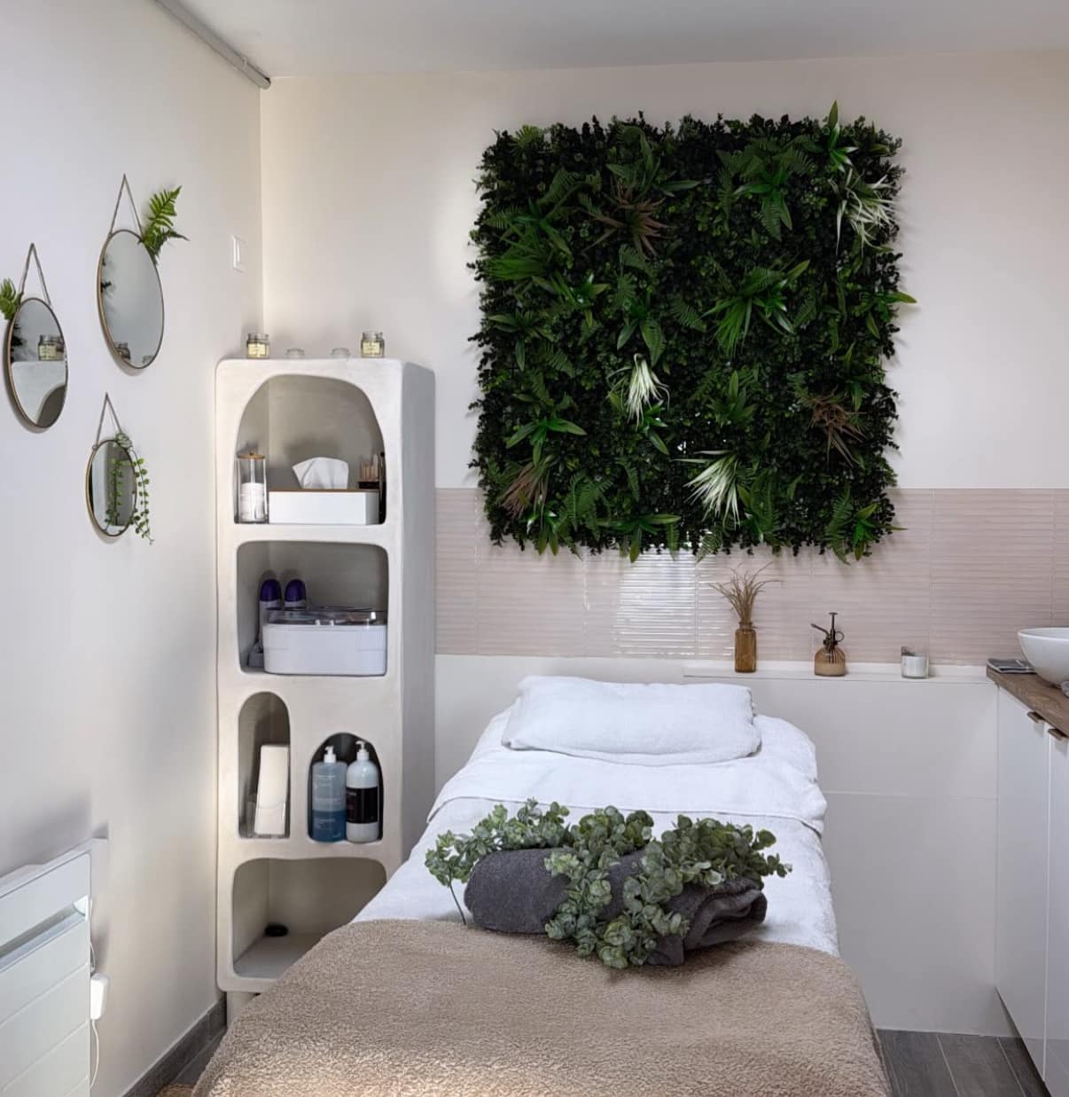 Cabine de soins esthétiques avec mur végétal