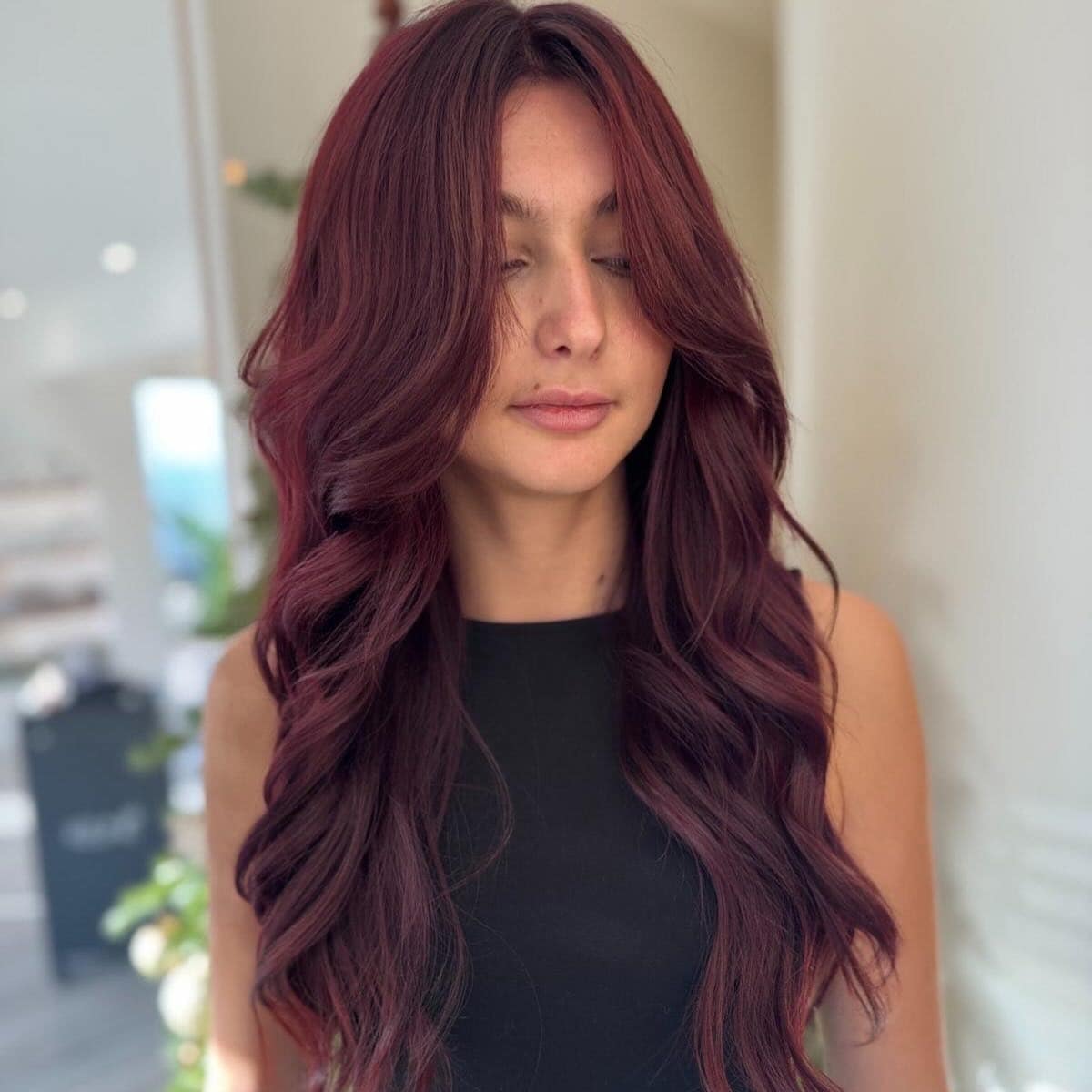 Couleur rouge acajou sur cheveux longs ondulés