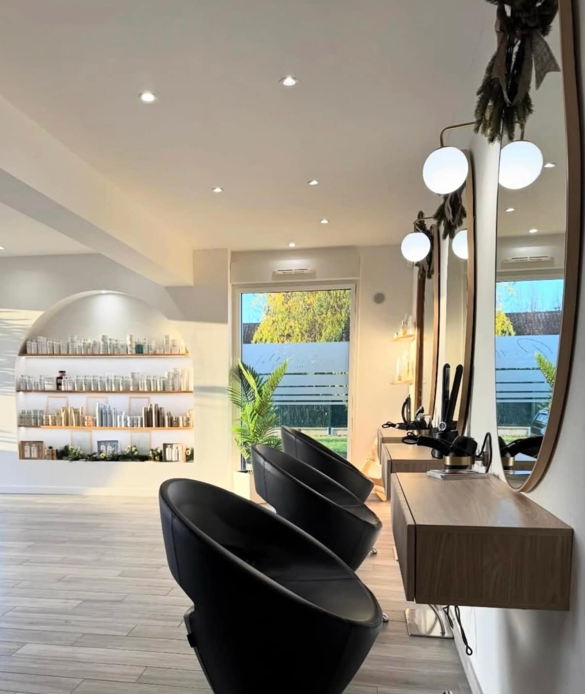Espace coiffure du salon avec ses fauteuils et grands miroirs